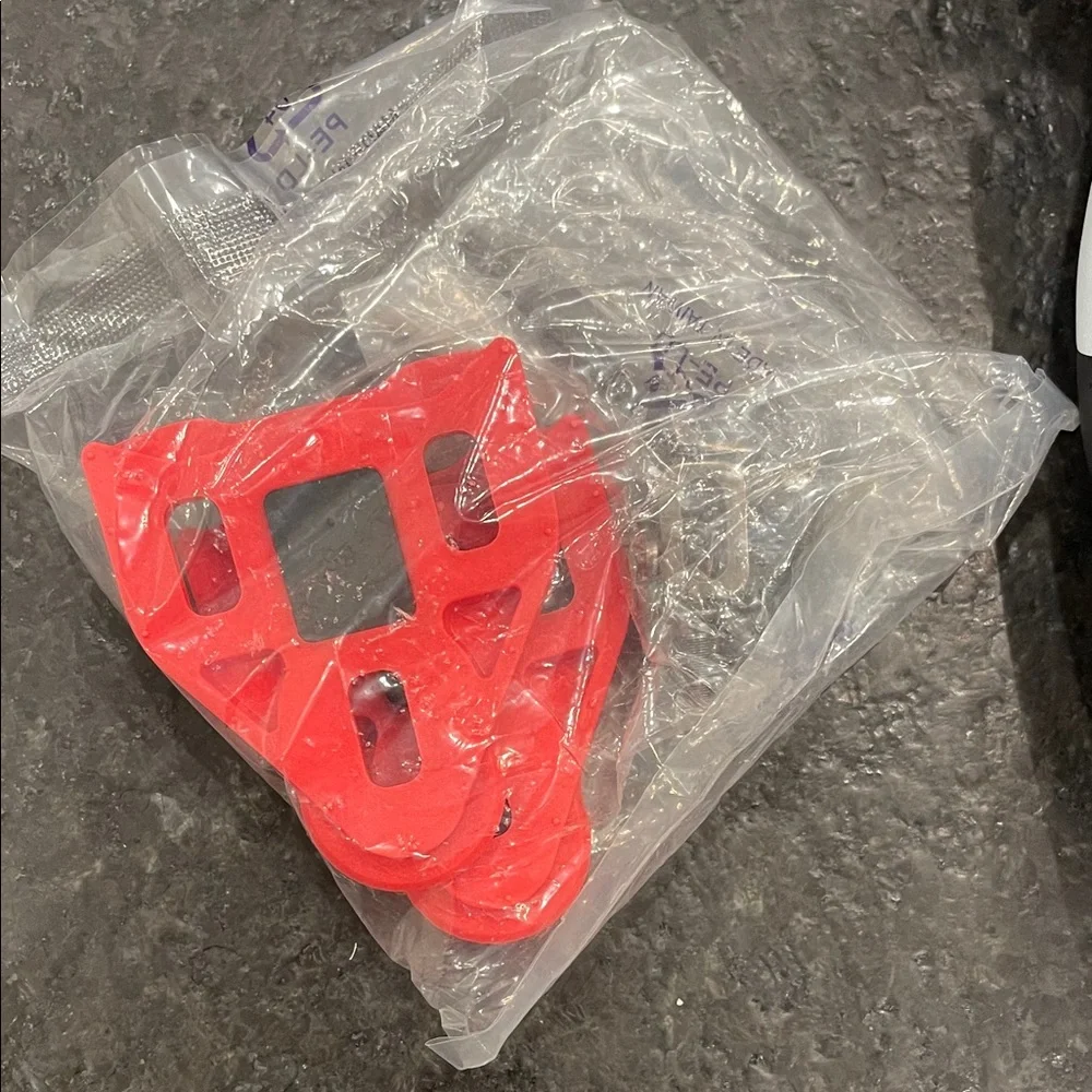 New Peloton Black and Red Cycling Shoes - Picture 4 of 6